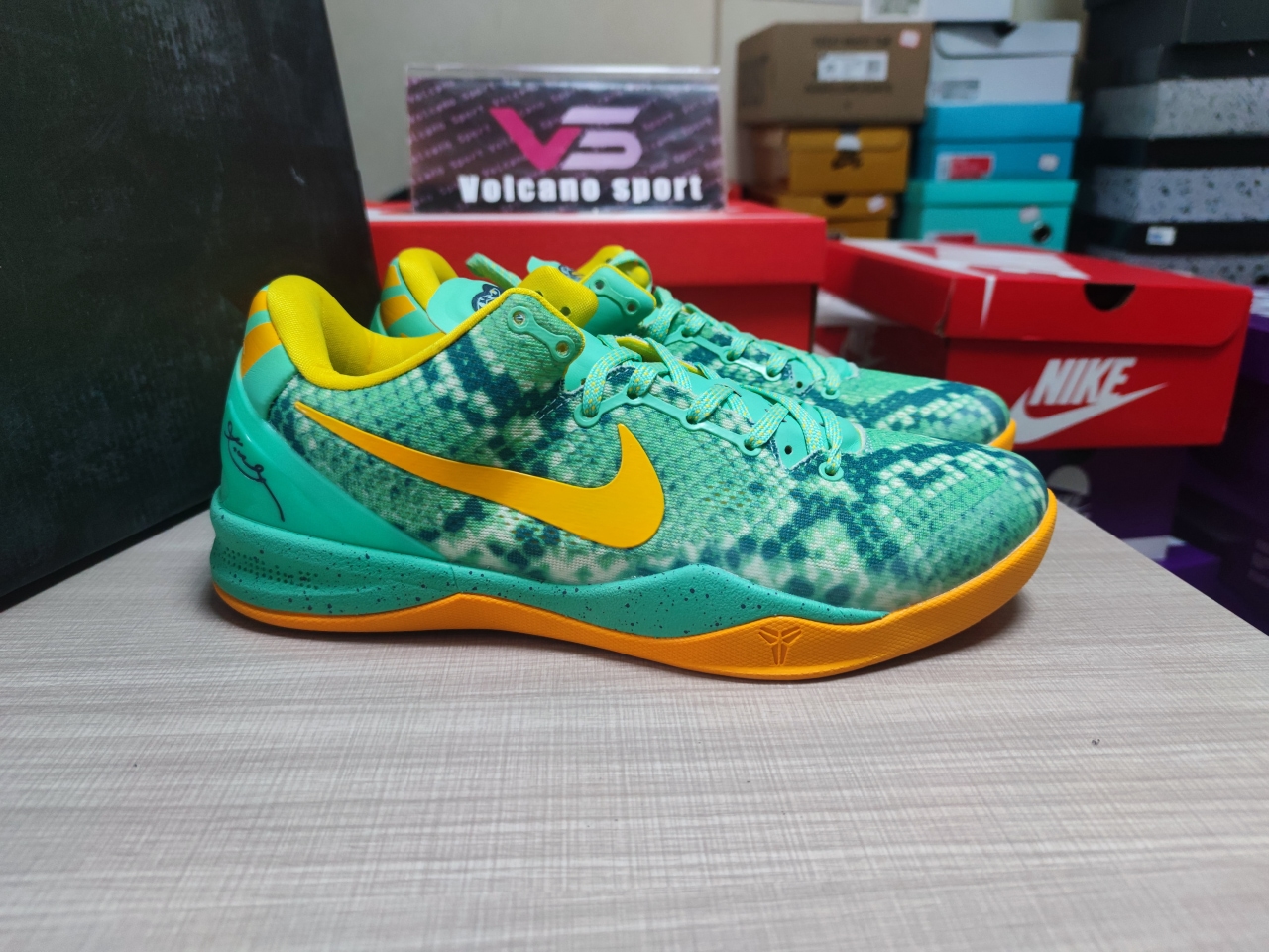 Kobe 8 System Green Glow Laser Orange 555035-304