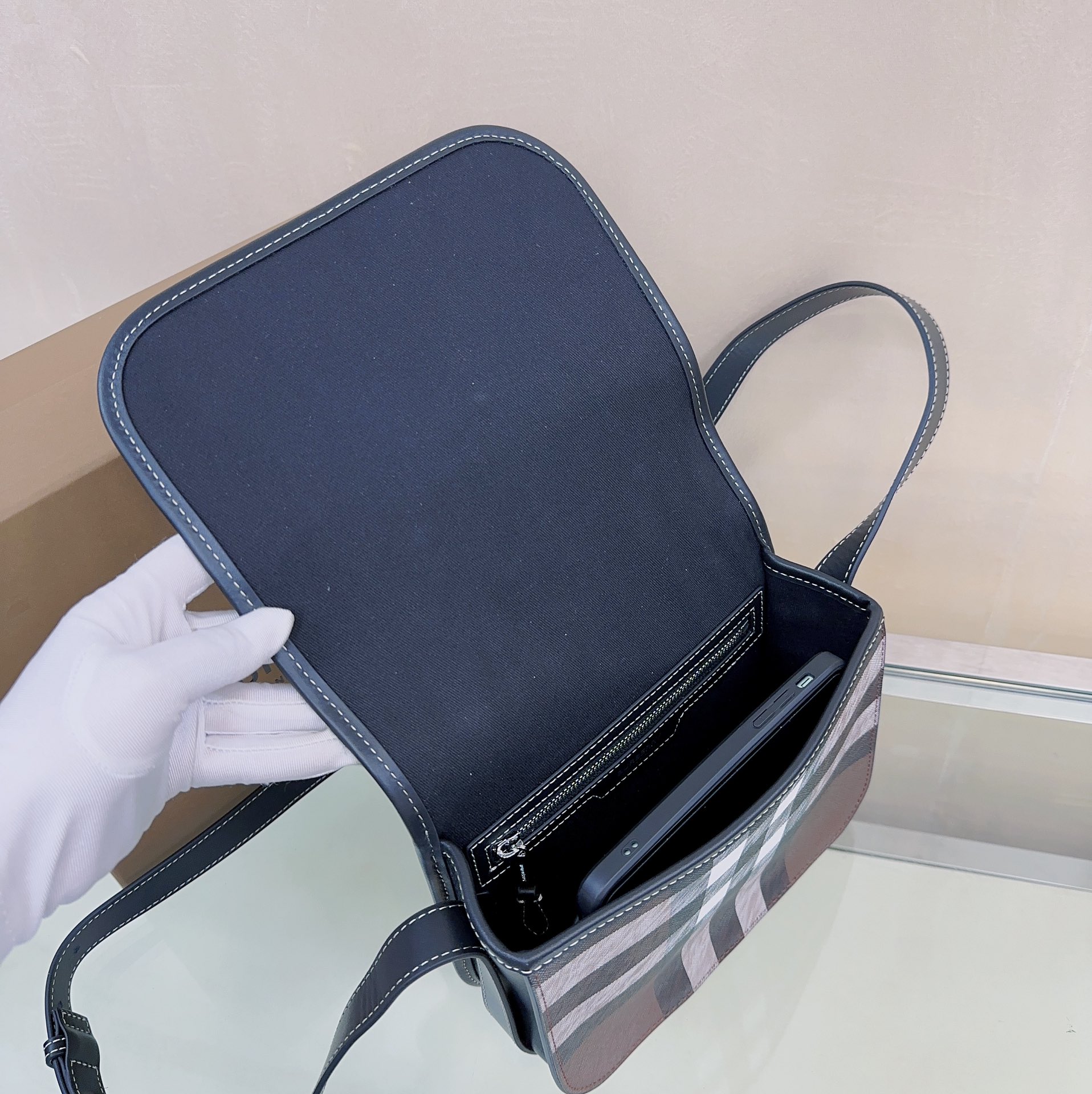 Burberry 655257 22 x 7 x 19cm