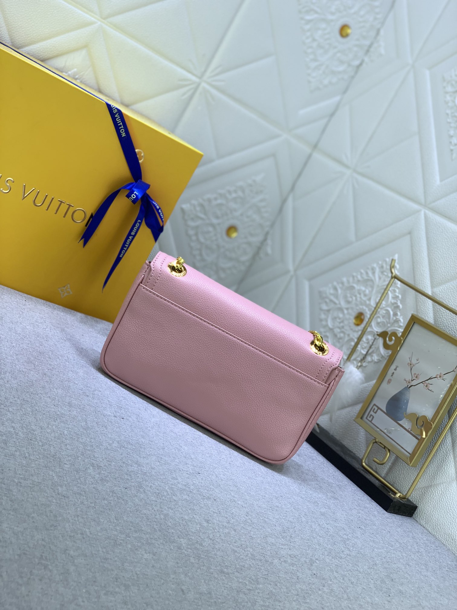 Louis Vuitton LOCKME EAST WEST M22303 (2) 23.5 x 14 x 6cm